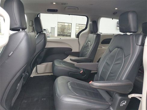 Used 2017 Chrysler Pacifica Touring-L image 30