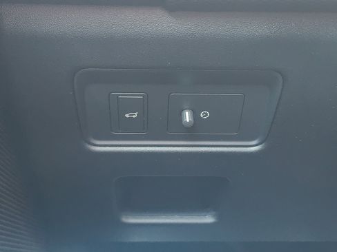 Certified 2025 Land Rover Discovery Dynamic SE image 23