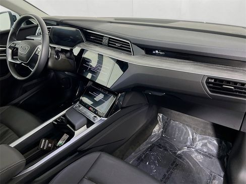 Used 2024 Audi Q8 e-tron Premium Plus image 29