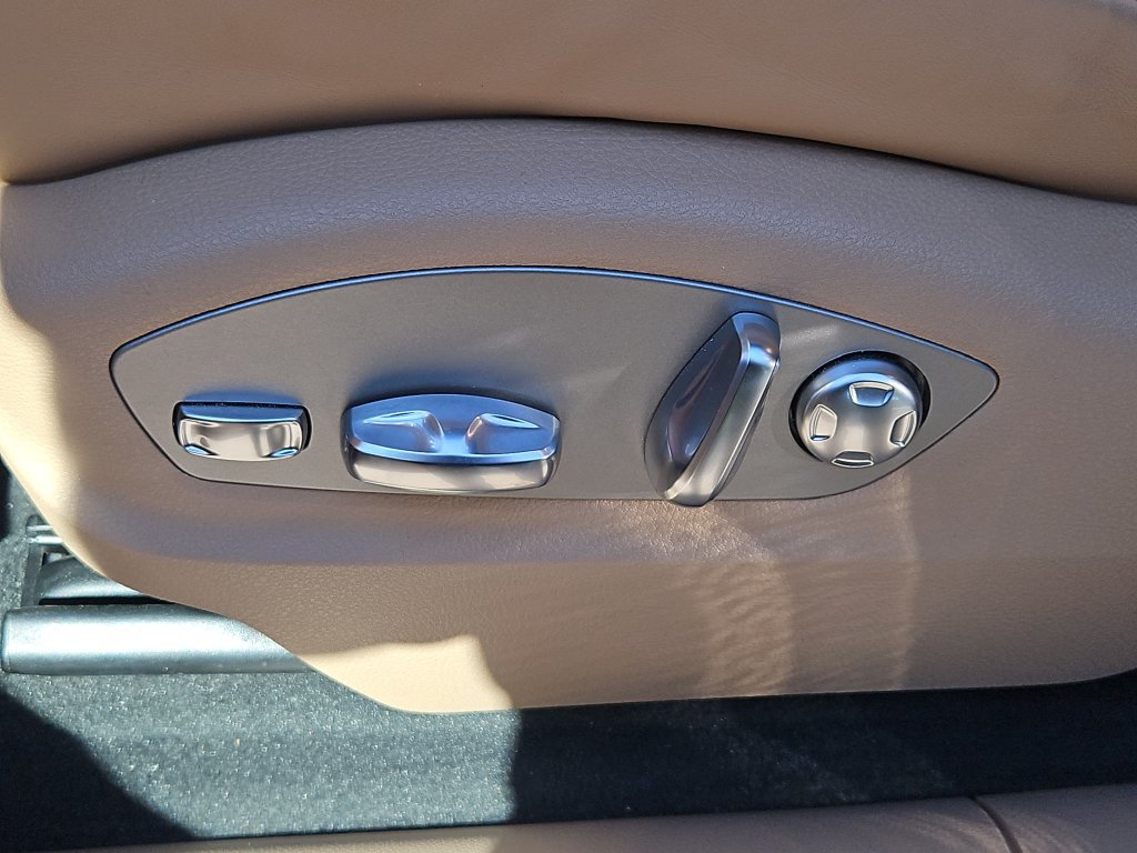 Certified 2026 Porsche Macan AWD/4WD image 27