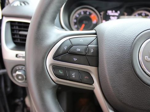 Used 2019 Jeep Cherokee Latitude Plus w/ Cold Weather Group AWD/4WD image 15