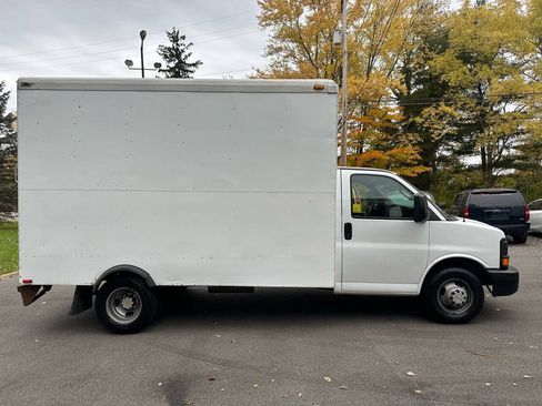 Used 2017 Chevrolet Express 3500 RWD image 8