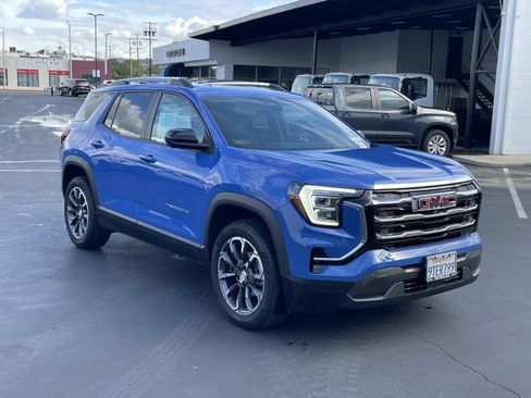 Used 2025 GMC Terrain Elevation w/ Elevation Premium Package image 3