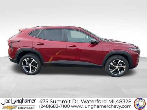 Used 2024 Chevrolet Trax RS w/ Driver Confidence Package FWD image 2