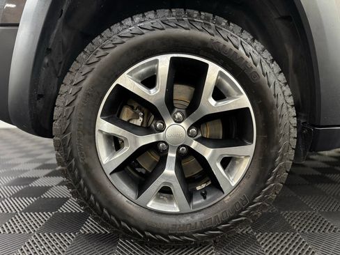 Used 2018 Jeep Cherokee Trailhawk AWD/4WD image 9