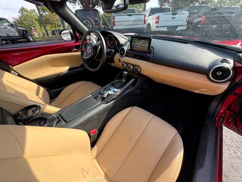 Used 2019 MAZDA MX-5 Miata RF Grand Touring RWD image 9