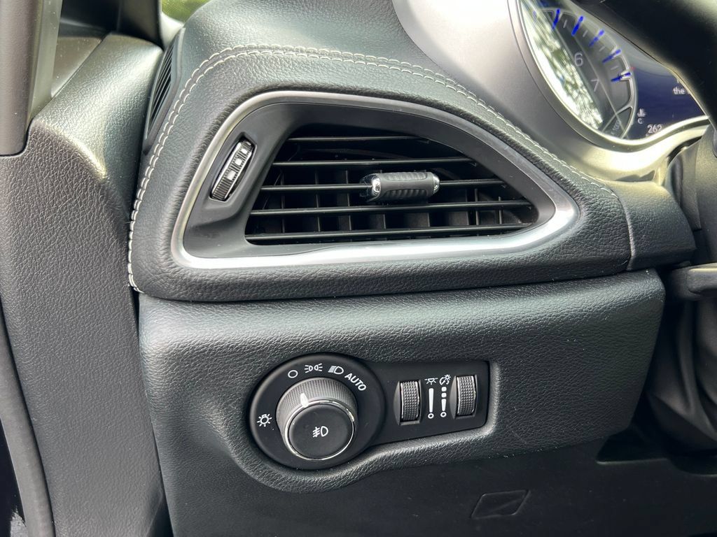 Used 2025 Chrysler Pacifica Limited FWD image 29