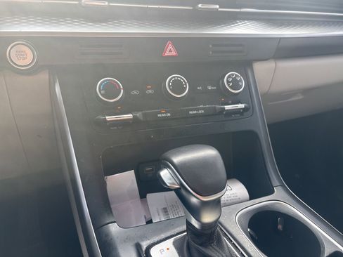 Used 2024 Kia Carnival LX image 17