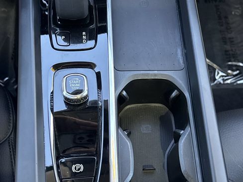 Used 2022 Volvo XC60 B5 Momentum w/ Climate Package FWD image 21