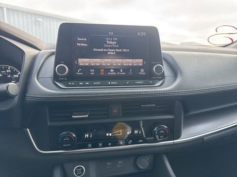 Used 2023 Nissan Rogue SV image 4