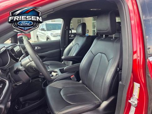 Used 2025 Chrysler Pacifica Select image 12