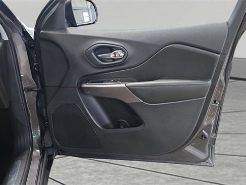 Used 2019 Jeep Cherokee Limited image 15