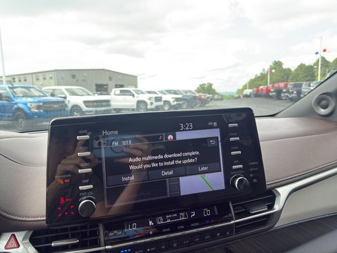 Used 2023 Toyota Sienna Platinum AWD/4WD image 19