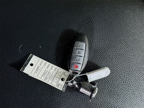 Used 2021 Nissan Titan SV w/ SV Convenience Package image 36