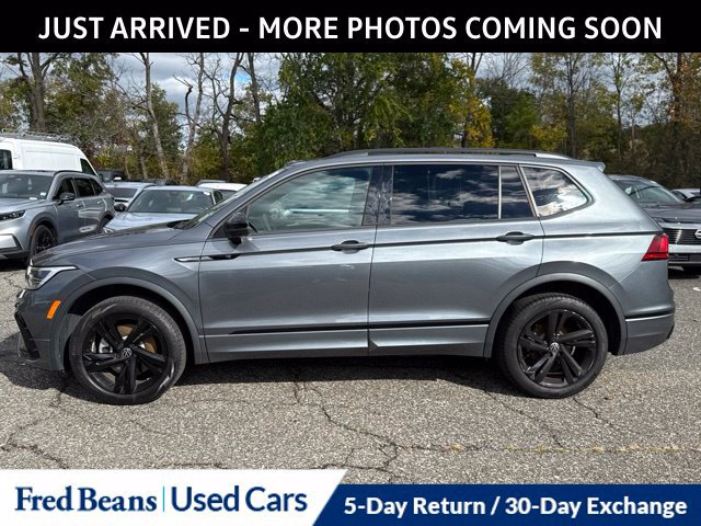 Used 2024 Volkswagen Tiguan SE R-Line AWD/4WD image 4