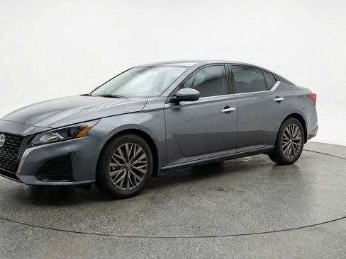 Used 2025 Nissan Altima 2.5 SV image 3