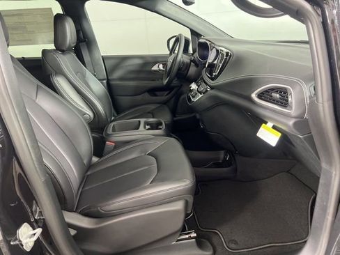 New 2026 Chrysler Pacifica Select image 12