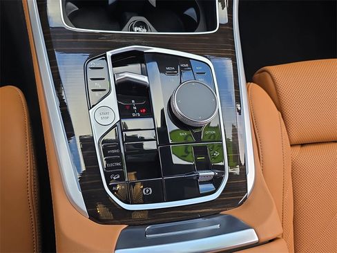 Used 2025 BMW X5 xDrive50e image 28