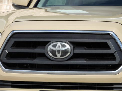 Used 2020 Toyota Tacoma SR5 w/ Technology Package AWD/4WD image 6