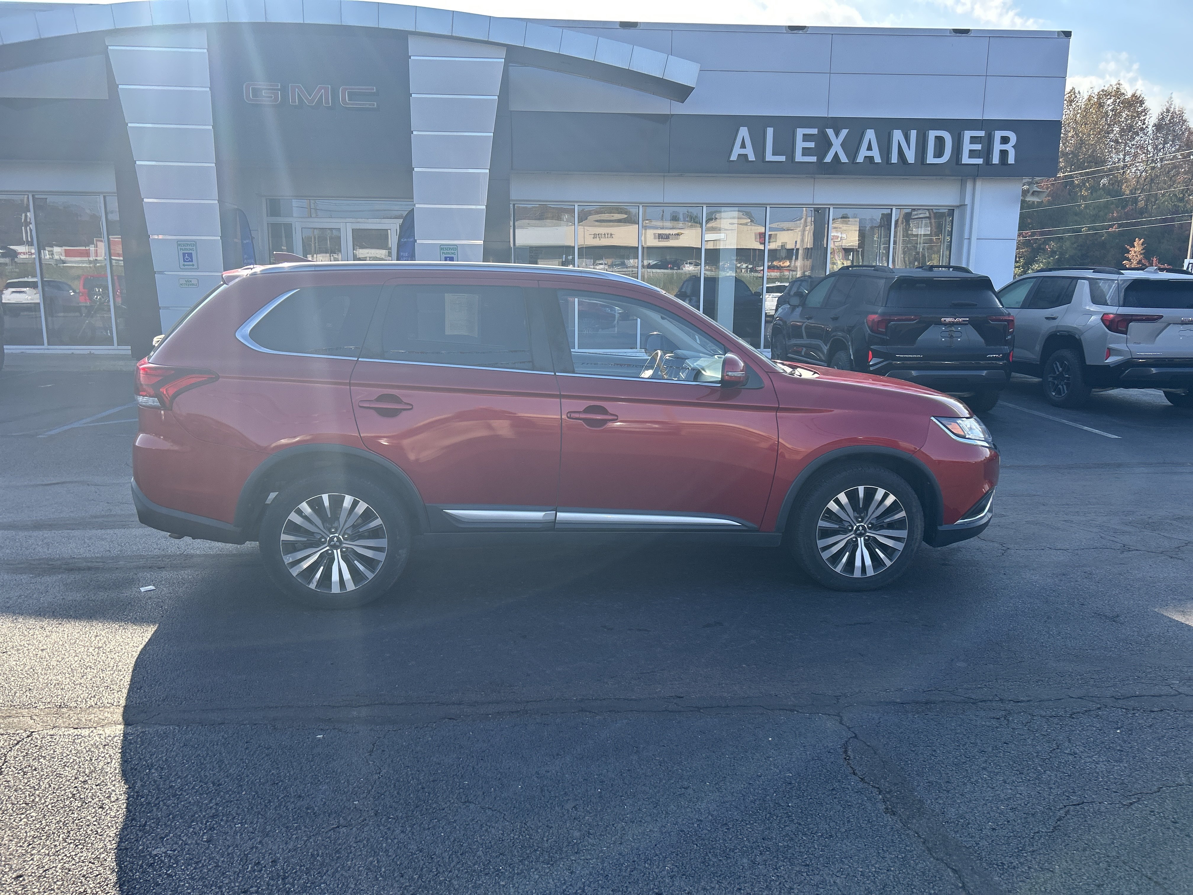 Used 2019 Mitsubishi Outlander ES AWD/4WD image 2