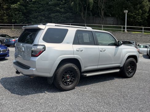 Used 2018 Toyota 4Runner SR5 AWD/4WD image 4