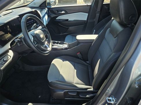 Used 2025 Chevrolet Trax LT w/ LT Convenience Package image 11