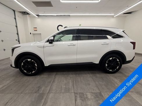 Used 2024 Kia Sorento S FWD image 2