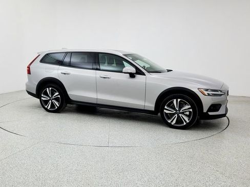 Certified 2025 Volvo V60 B5 Cross Country Plus image 3