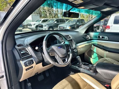 Used 2016 Ford Explorer XLT w/ Equipment Group 202A image 10