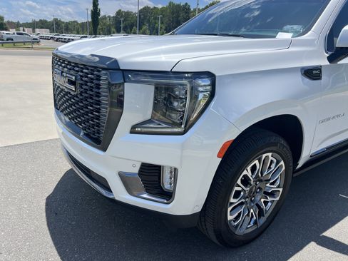 Used 2023 GMC Yukon XL Denali Ultimate AWD/4WD image 11
