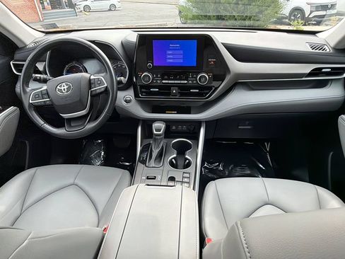 Used 2023 Toyota Highlander XLE AWD/4WD image 18