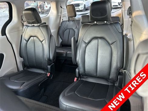 Certified 2022 Chrysler Pacifica Touring-L image 23