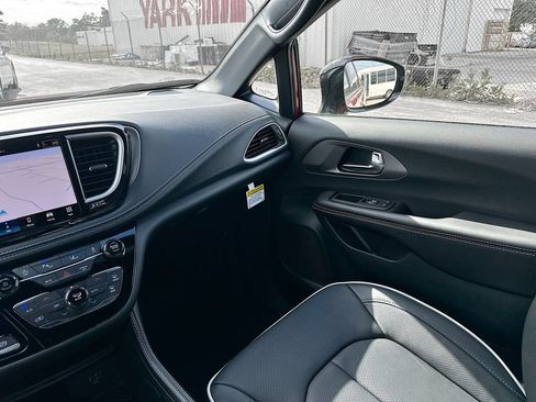 New 2027 Chrysler Pacifica Limited w/ S Appearance Package FWD image 31