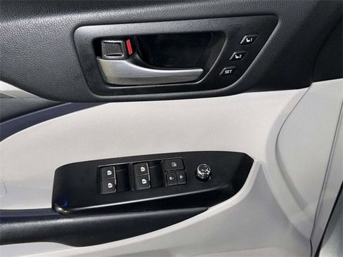 Used 2017 Toyota Highlander Limited Platinum image 23
