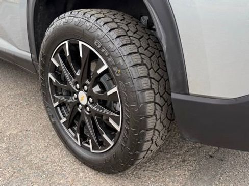 Used 2025 Chevrolet Traverse LT w/ Sun and Wheel Package image 7