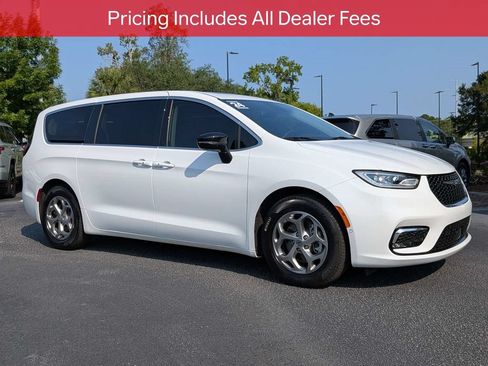 Used 2024 Chrysler Pacifica Limited w/ Uconnect Theater Family Group FWD image 2