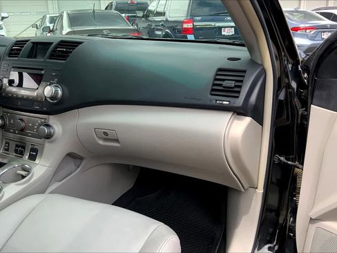 Used 2012 Toyota Highlander SE FWD image 16