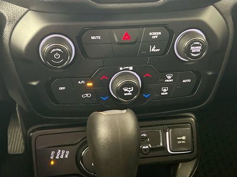 Used 2022 Jeep Renegade Latitude w/ Convenience Group AWD/4WD image 18