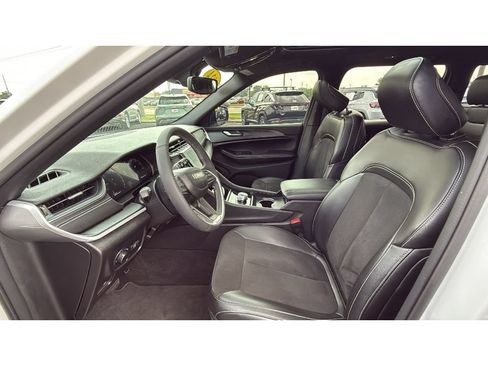 Used 2024 Jeep Grand Cherokee Altitude AWD/4WD image 28