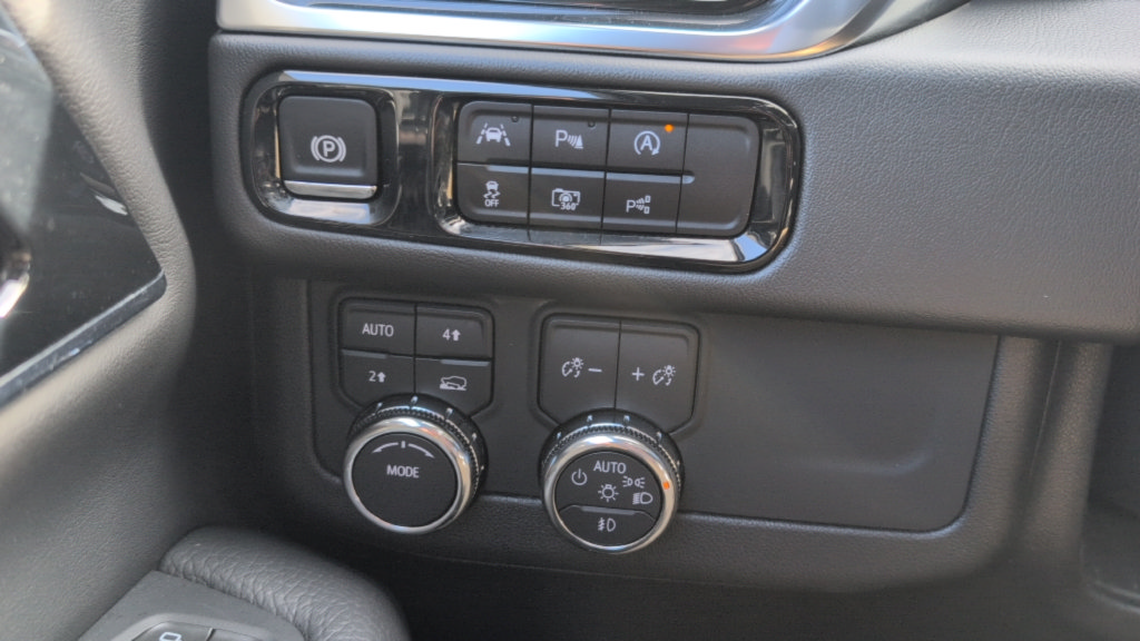 Used 2025 GMC Yukon Denali AWD/4WD image 14