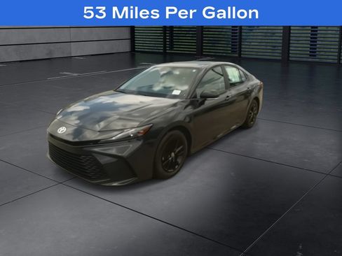 Used 2025 Toyota Camry LE FWD image 4