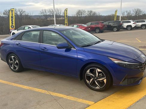 Used 2023 Hyundai Elantra Limited image 3