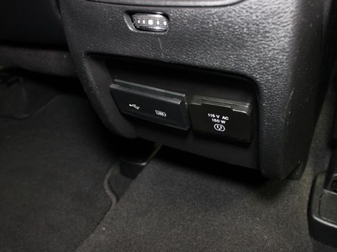 Used 2019 Jeep Cherokee Limited w/ Technology Group AWD/4WD image 17