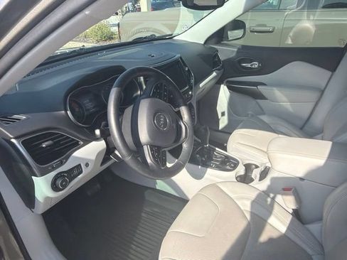 Used 2019 Jeep Cherokee Limited w/ Technology Group FWD image 4