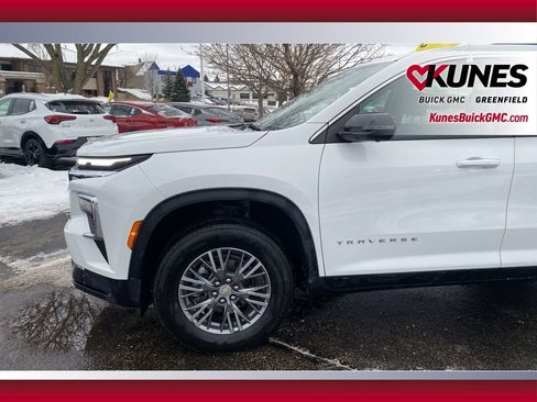 Used 2024 Chevrolet Traverse LT image 13