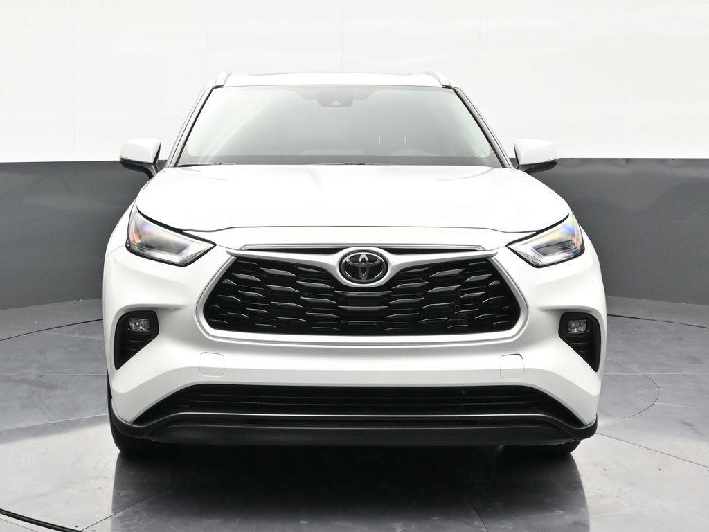 Used 2025 Toyota Highlander XLE FWD image 8