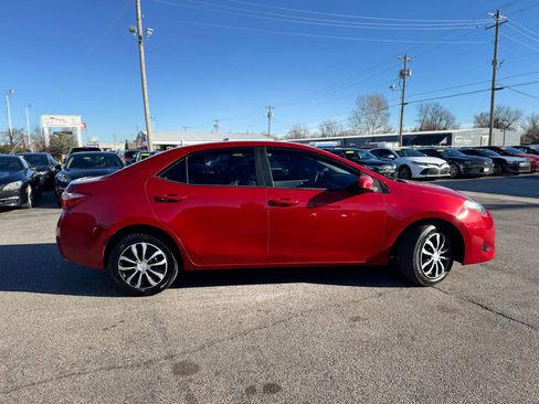 Used 2018 Toyota Corolla LE image 2