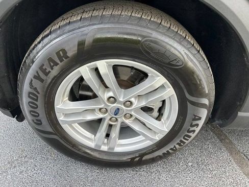 Used 2023 Ford Explorer XLT AWD/4WD image 60