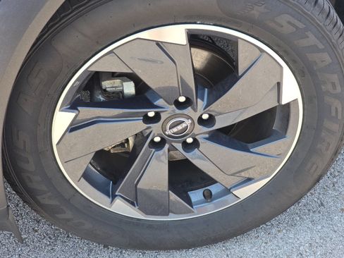 Used 2024 Nissan Rogue SV FWD image 2