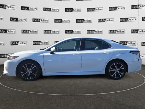 Used 2019 Toyota Camry SE image 3